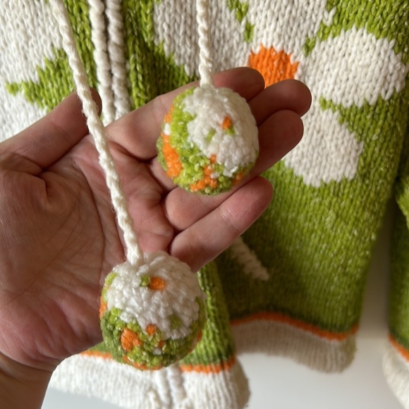 Children’s hand kint sweater with elf hood - Picture 9 of 10
